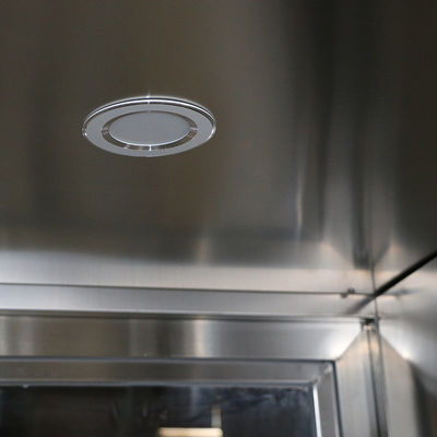 Doccia d'aria per due persone. Disegno in acciaio inox e risparmio energetico. Certificato ISO per laboratori farmaceutici.