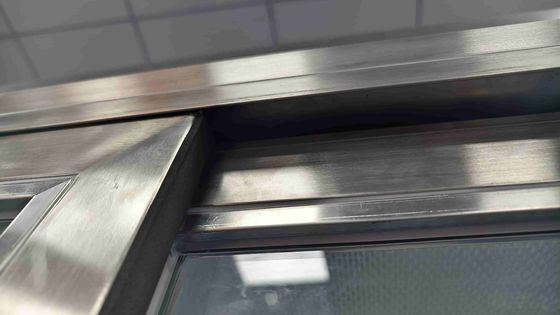 Armadietto per l'abbigliamento in camera pulita di prim'ordine. Armadietti controllati dalla contaminazione per strutture ISO/GMP.