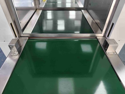 Passbox a tre sezioni con azionamento elettrico e trasportatore integrato